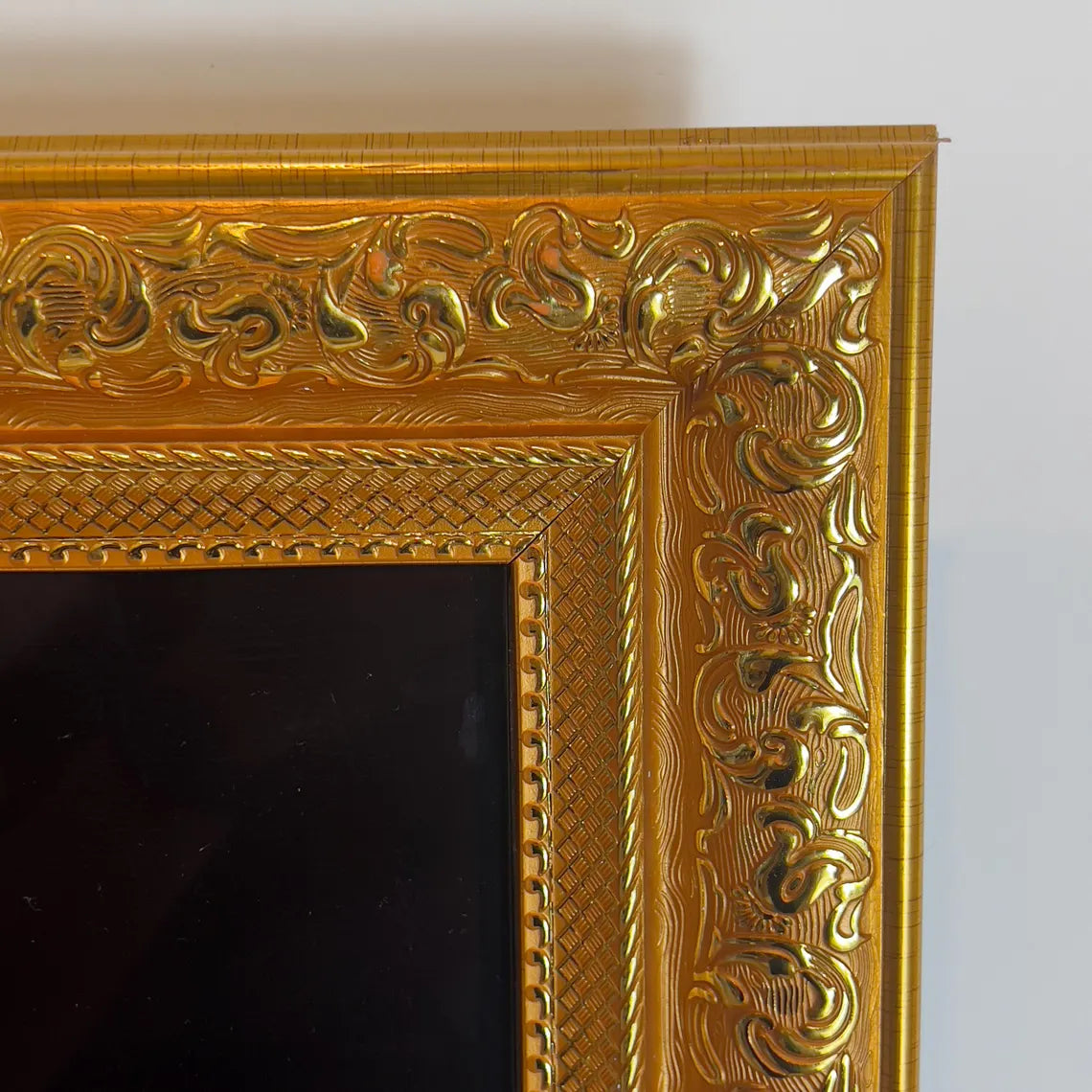 Elegant Gold Edge TV Frame, Samsung TV Frame Bezel, Custom Brand TV Frame, Customizable Handmade TV Frame L2219ML
